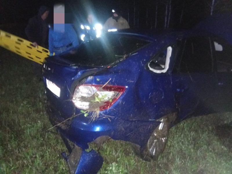 В Самарской области ночью 28 апреля на трассе опрокинулась "Гранта"