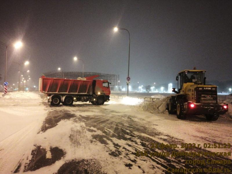 Коммунальные службы Самары продолжают расчищать улицы в круглосуточном режиме