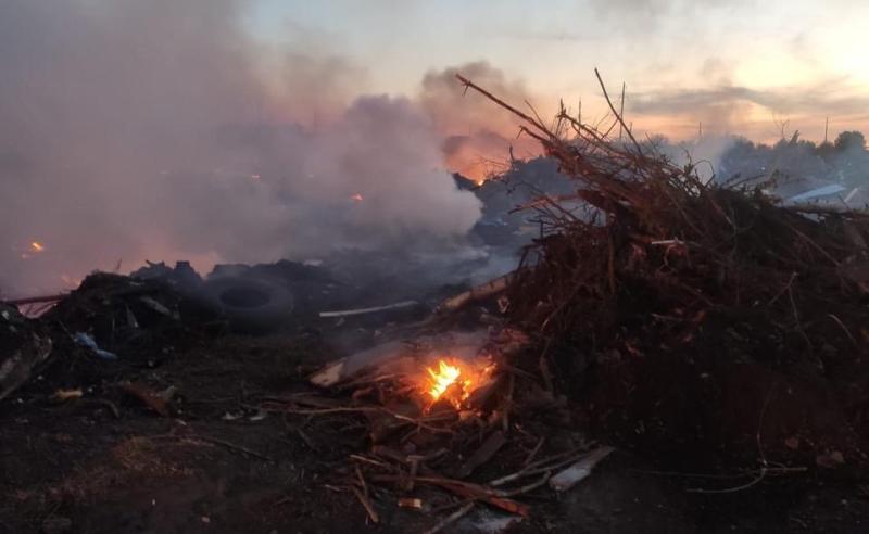 В Самарской области вспыхнул мусор на 200 "квадратах"