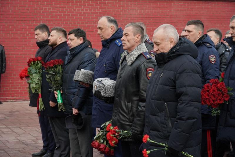 В Самаре почтили память погибших полицейских при пожаре в ГУВД