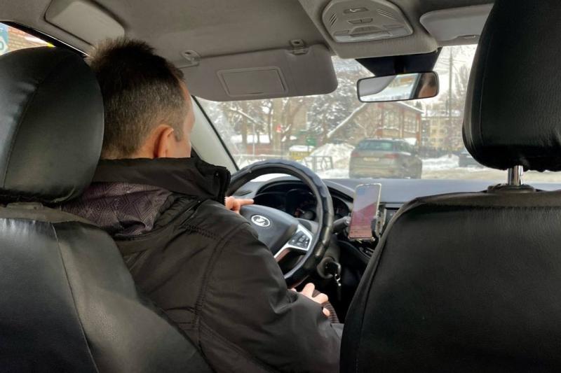 В Госдуме предложили оборудовать такси тревожной кнопкой