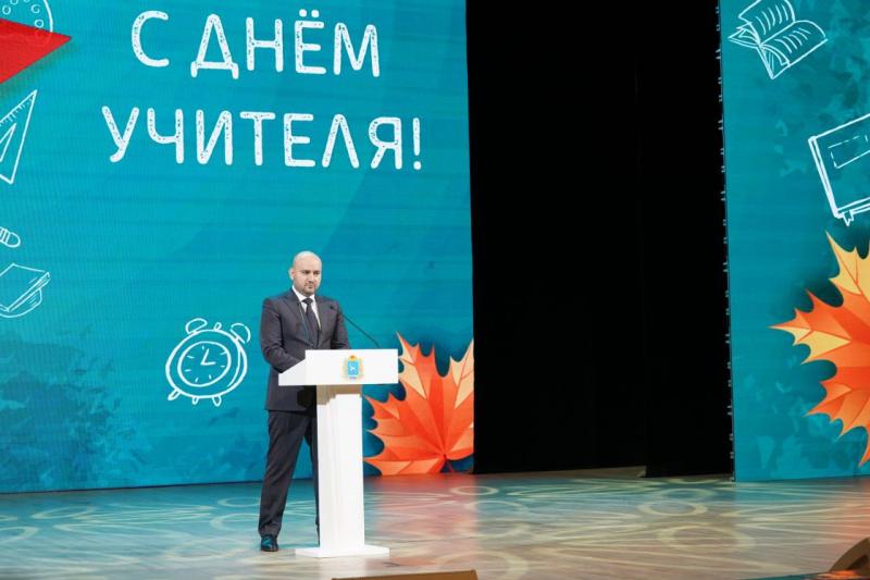 Вячеслав Федорищев наградил лучших учителей Самарской области