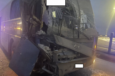 Под Самарой рейсовый автобус снес с трассы большегруз