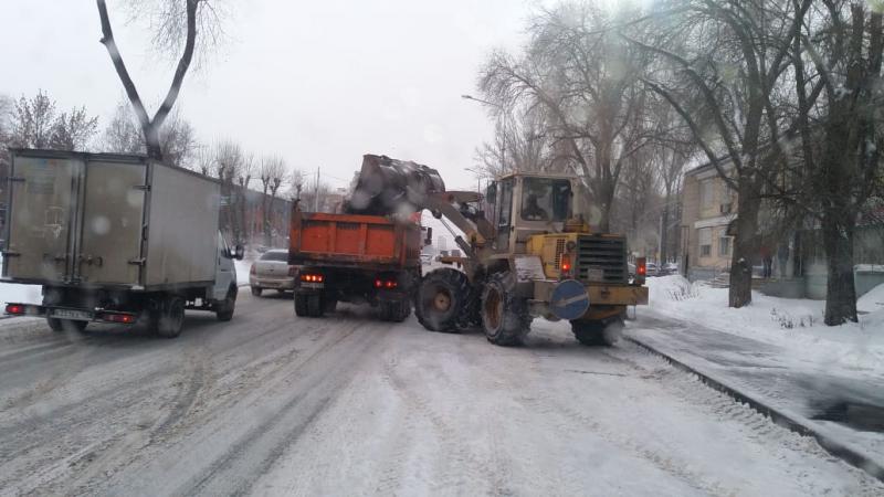 В Самаре последствия ночного снегопада устраняли 260 человек