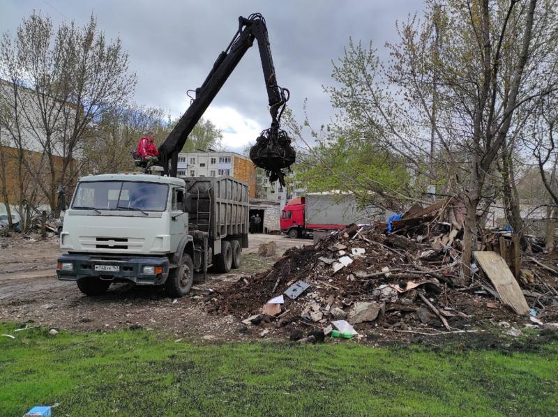 В Самаре на Стара-Загоре вывозят мусор после сноса гаражей