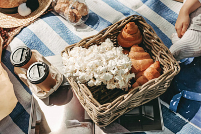 Диетолог рассказала, какие продукты опасно брать на пикник летом
