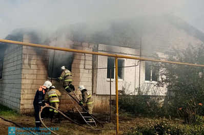 В Новокуйбышевске из горящего частного дома спасли двух женщин