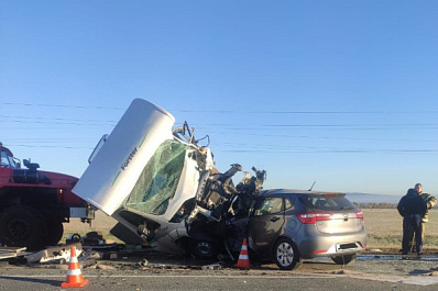 Двое погибли: в Самарской области на трассе легковушка влетела в автодом