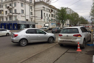 Volkswagen сбил двух пешеходов на перекрестке Полевой и Мичурина в Самаре