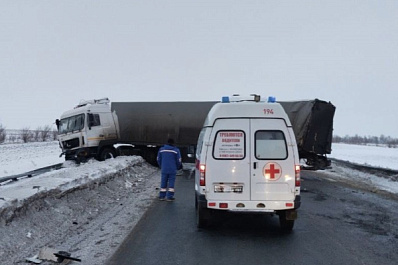 Две фуры столкнулись на трассе М5 в Самарской области
