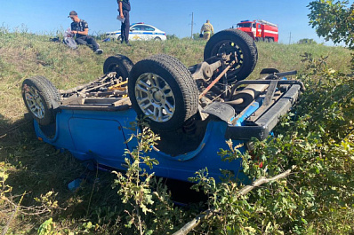 На трассе в Самарской области перевернулась "Нива"
