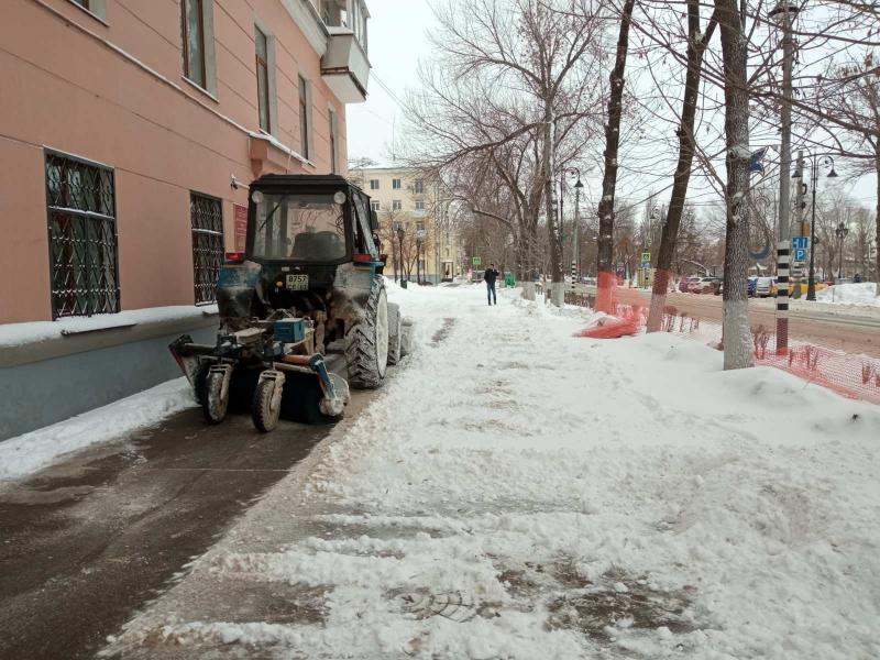 В Самаре сотни спецмашин и тысячи уборщиков расчищают улицы и дворы от снега