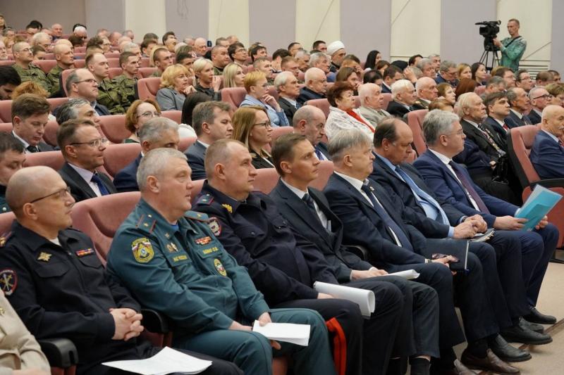Помощь ветеранам, участникам СВО и их семьям, сохранение исторической памяти: Дмитрий Азаров провел заседание оргкомитета "Победа"