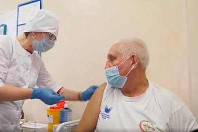 Пожилые люди в Самарской области делают прививки от коронавируса