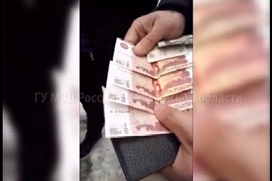 Самарцы в деловых костюмах расплачивались в магазинах фальшивыми купюрами в 5 тысяч рублей