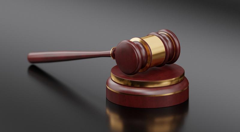 Суд в Самаре приговорил бывшего судью к семи годам колонии за взятку