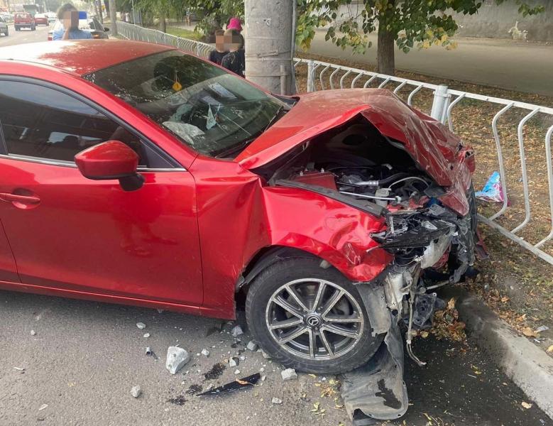 В Самаре "Приору" и Mazda отбросило на пешеходное ограждение после ДТП на перекрестке