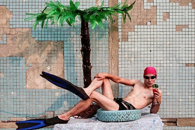 Обнаженный художник из Самары позагорал на стене заброшенного дома