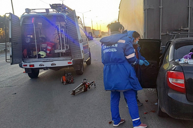 На трассе под Тольятти водитель "Гранты" влетела под фуру и погиб