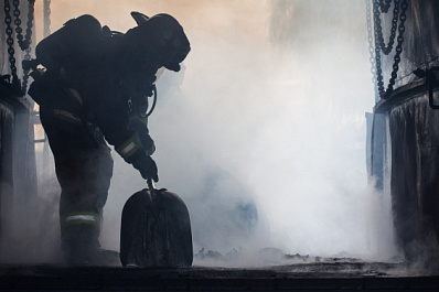 Спасли двоих детей: в центре Самары горел частный дом