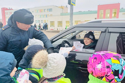 В Самарской области автомобилисткам дети вручили открытки в честь Дня матери