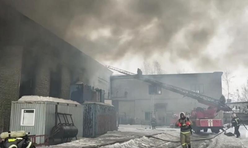 На полыхающем складе в Новокуйбышевске обрушилась крыша