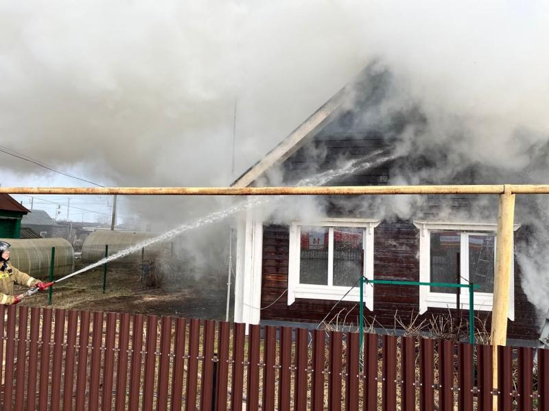 Утром 2 апреля в Кинеле вспыхнул частный дом на 100 "квадратах"