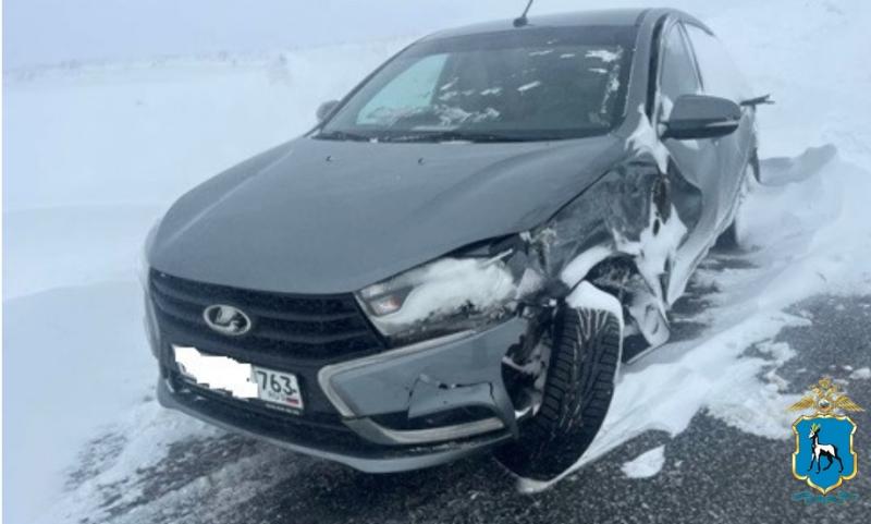 В Самарской области в ДТП на трассе погиб водитель легковушки