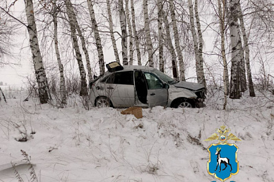 В Самарской области 14 декабря женщина на "Калине" не справилась с управлением и улетела в кювет 