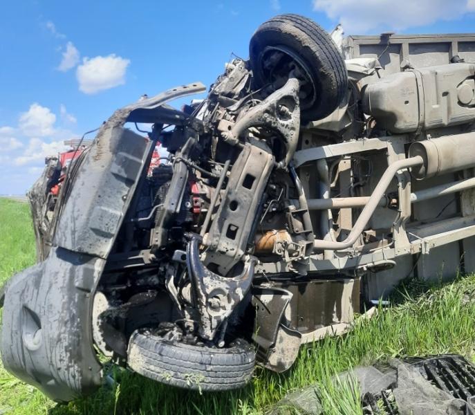 В Самарской области на трассе столкнулись грузовая "Газель" и пикап