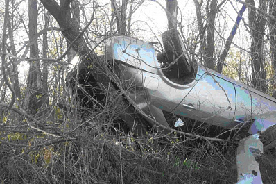 Ночью на трассе под Самарой Ниссан улетел в кювет и встал на крышу