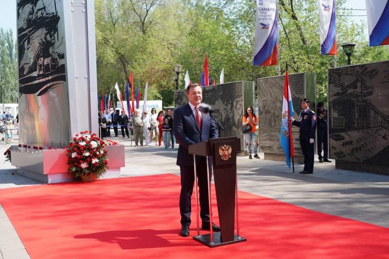 Дмитрий Азаров возложил цветы к мемориалу "Самара - город трудовой доблести"