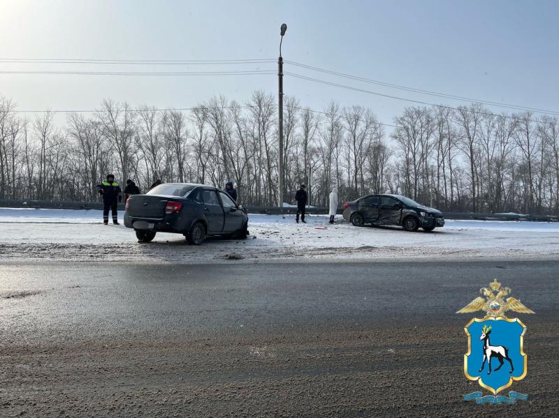 В Самарской области на трассе Skoda на скорости заехала под фуру