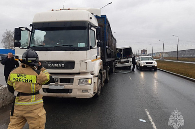 В Самарской области автобус с сотрудниками АвтоВАЗа влетел в большегруз