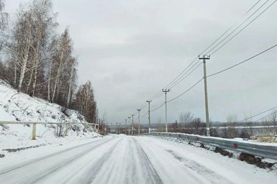 В Самарской области школьный автобус с детьми не смог заехать в гору в непогоду