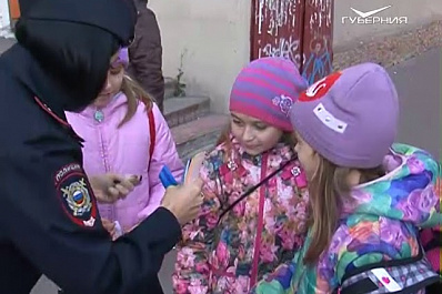 Сотрудники ГИБДД в Октябрьском районе напомнили водителям и пешеходам о мерах безопасности на зебре