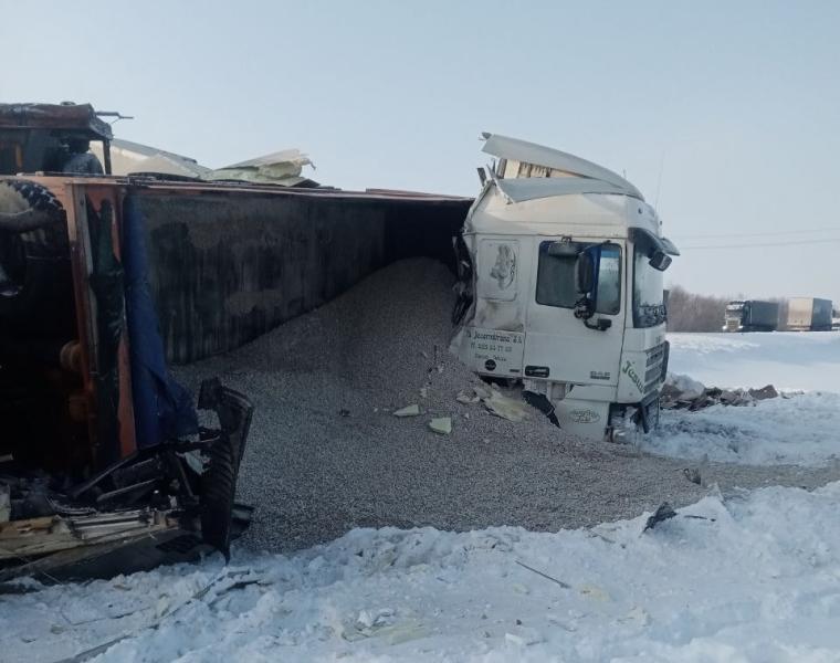 В Самарской области 16 февраля на трассе столкнулись два грузовика 