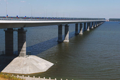 Вячеслав Федорищев и Дмитрий Кондаков проехали по новому мосту через Волгу на LADA Aura