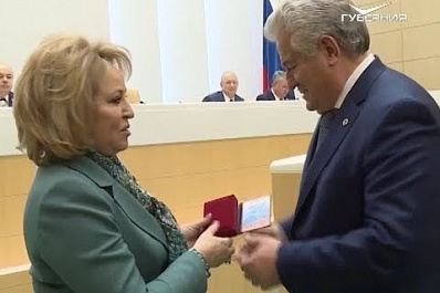 Геннадию Котельникову вручили почетный знак "За заслуги в развитии парламентаризма"