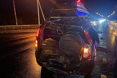 На трассе в Самарской области большегруз на светофоре протаранил Largus