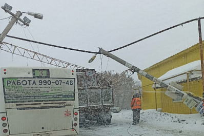 В Запанском грузовик с поднятым кузовом зацепил провода и повалил столб