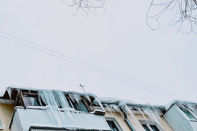 ТСЖ выплатит 1 млн рублей из-за падения на ребенка глыбы льда с крыши дома