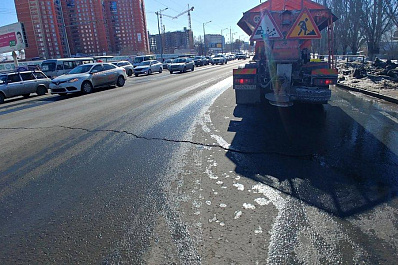 На Московском шоссе в Самаре появилась большая поперечная трещина