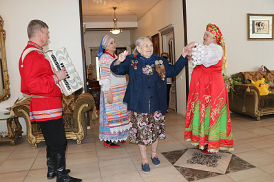 В Смышляевке волонтеры устроили для ветерана мини-концерт