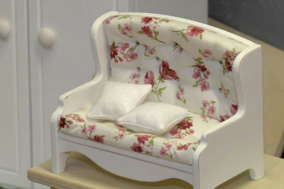 В Самаре благодаря мерам господдержки самозанятый смог развить производство кукольной мебели