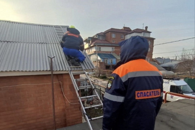 Тольяттинские спасатели оперативно восстановили кровлю в доме семьи военного