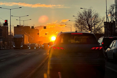 Танцы на проезжей части: свадебная процессия перекрыла движение