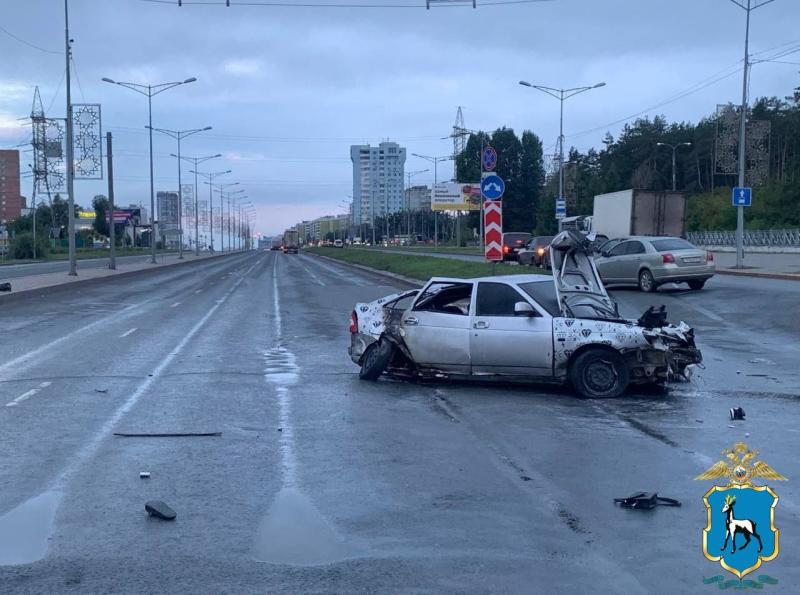 Погибла девушка: в Самаре молодой водитель влетел в бордюр и перевернулся