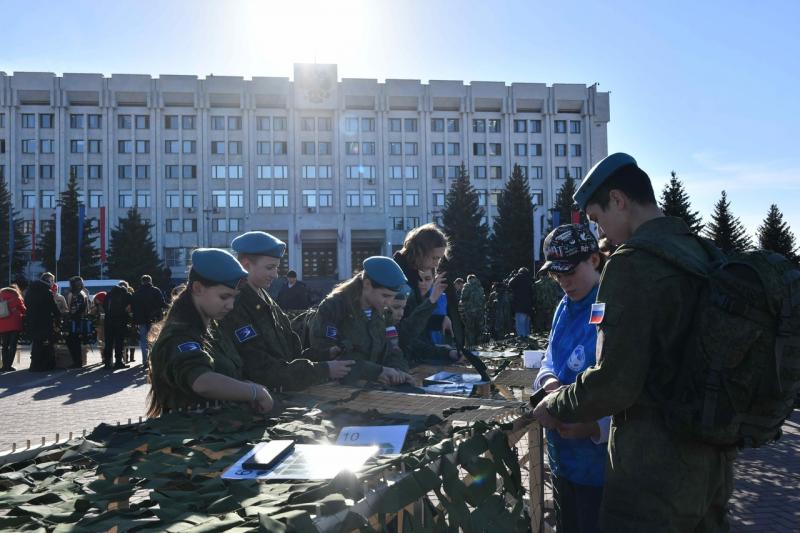 Волонтеры Победы провели на площади Славы в Самаре масштабную акцию