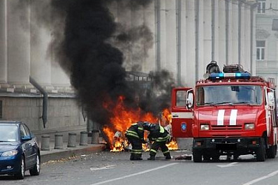 Иномарка с пенсионером за рулем загорелась прямо на ходу в Самаре